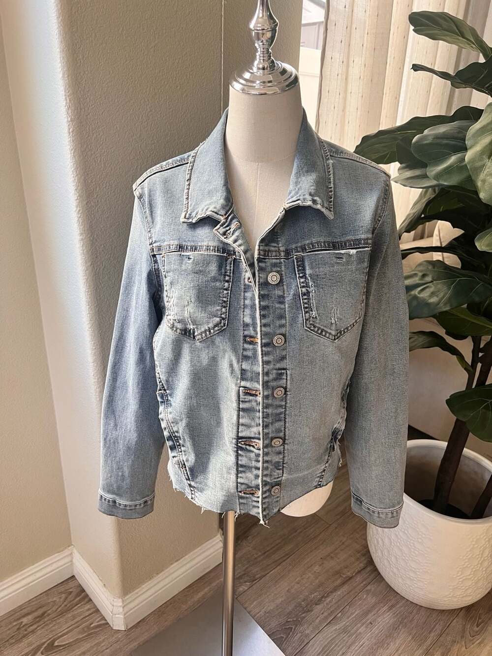 kensie jeans Distressed Light Wash Denim Jacket Size Large New with tags